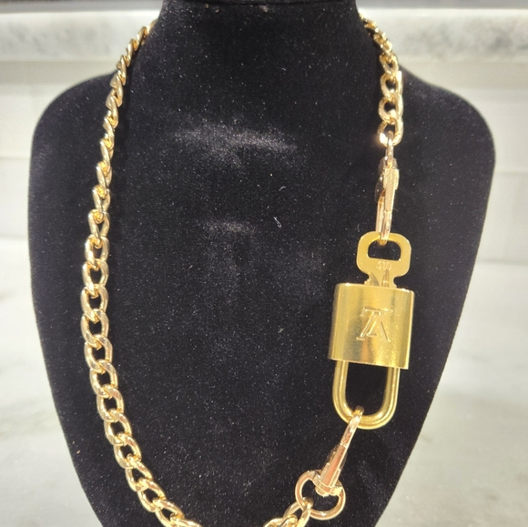 Louis Vuitton gold lock, key and chain necklace - Picture 2 of 5